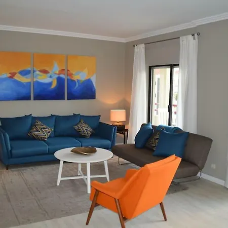 Spacious With Rooftop Pool Apartament Віавіа