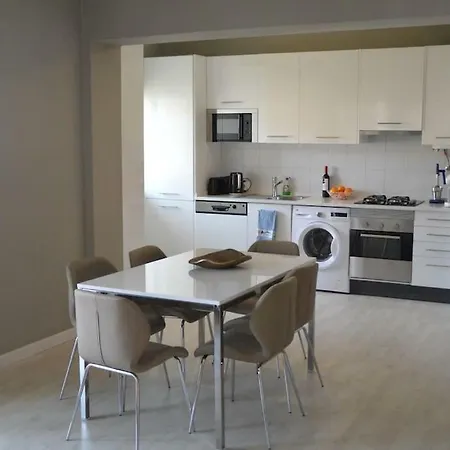 Spacious With Rooftop Pool Apartament Віавіа