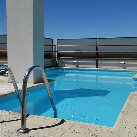 Spacious With Rooftop Pool Apartament